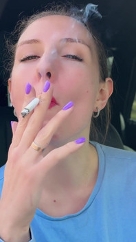 Lábios Vermelhos Fumaça Marlboro no Rosto & Ponto de Vista Sexy de Striptease