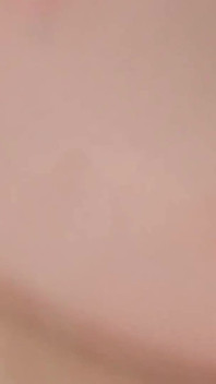 Une brune à forte poitrine se fait vibrer jusqu’à l’orgasme