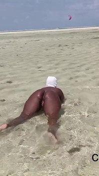 Berkelip twerking di pantai di Afrika