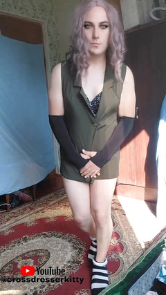 Kitty_Cross: Гаряча блондинка-кроссдрессер з великою дупою робить коротке шоу в міні-сукні зі своєю великою дупою
