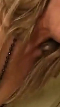 Extra napalona blondynka zszokowana przez Gloryhole Kutas