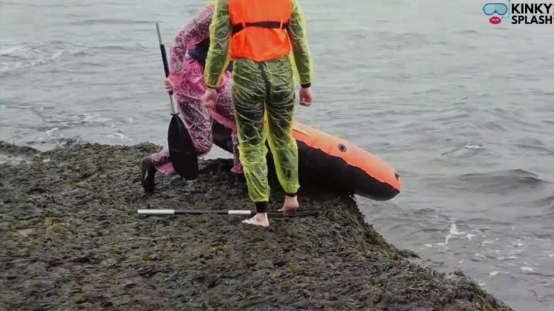 UKCuteGirl Lucy Lauren: Dvě dívky jeden dinghy: těsná gumová a pvc pláštěnka
