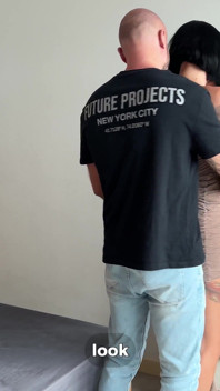 Azgın Rus orta yaşlı seksi oda arkadaşım benim için seksi elbiseler deniyor ve sert yarağımı alıyor - göğüslerine ve elbisesine boşalıyor!