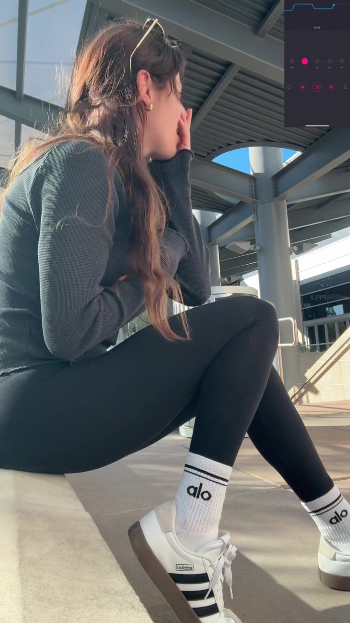 Nadia Foxx: ショッピングモールで激しく射精できる場所を見つける |オーガズム |屋外