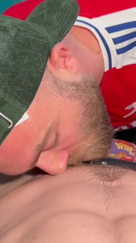 Verbale zwaargeschapen twink voedt me zijn plakkerige proteïneshot