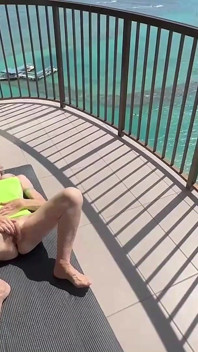 Saya menggulung tikar yoga saya di Balkoni Hotel Saya Dan Berseronok