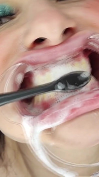 Limpando dentes com escova de dentes, irrigador, gancho dental