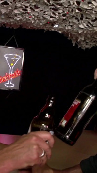 Brünette brünette ehefrau mit dickem arsch in nylons nimmt doppelpenetrations-action in der bar
