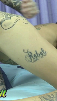 Transeksual cantik memberikan pantat kepada abang tiri