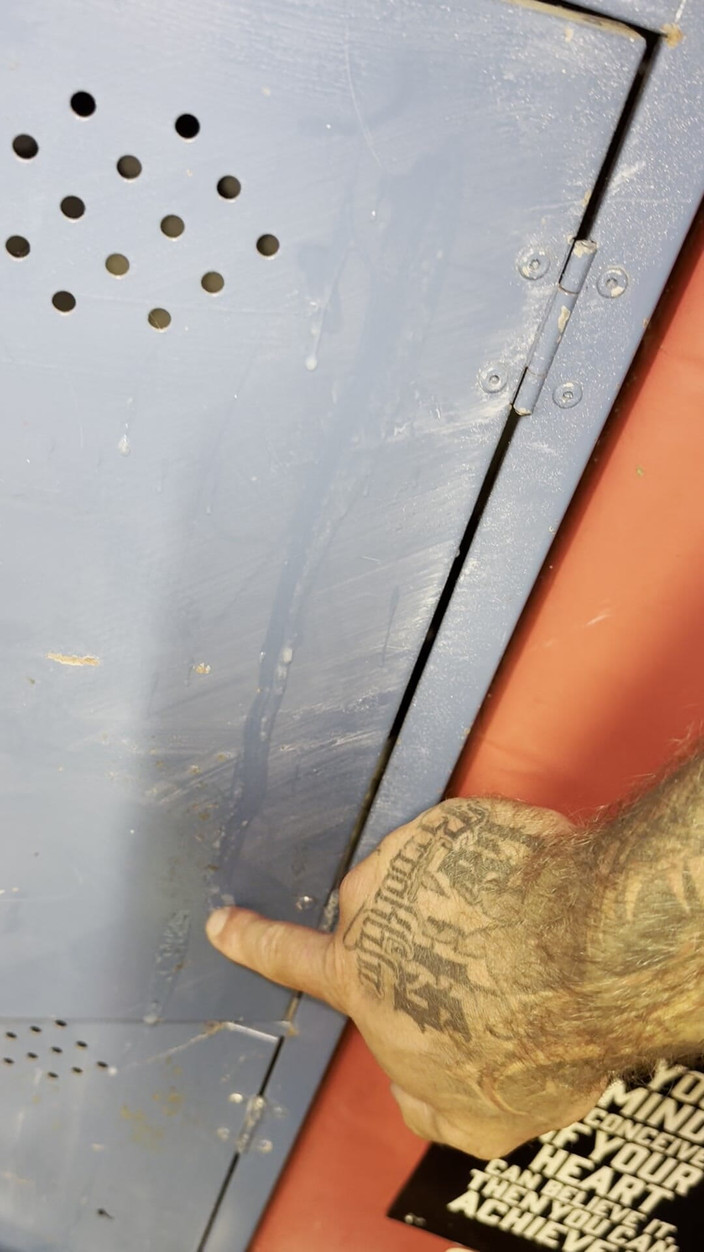 Andyleexxx: Sono stato cattivo nello spogliatoio con il mio cazzo enorme