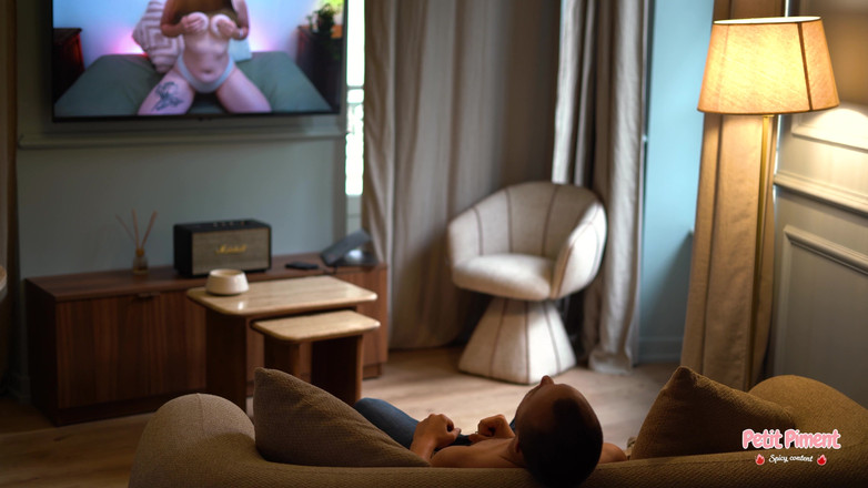 Petitpiment: Lo Sorprendo Davanti a Un Film X!