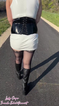 ฉันหลุดสายธงระหว่างเดินเล่นกลางแจ้งในชุดยาง latex สั้นจิ๋ว