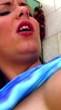 Creampie au comptoir de la cuisine dégoulinant d’une chatte baveuse