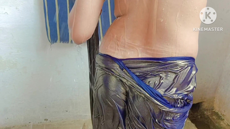 Ankurpriya000: Une bhabhi indienne prend un bain à Sari quand son devar...