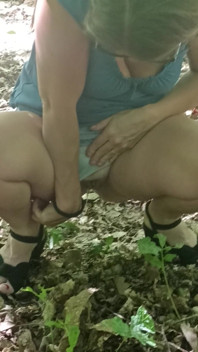 Jade ama pisciare nei boschi