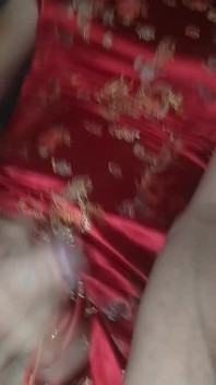 Lars Damberger si masturba in un Asia Cheongsam rosso