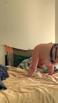 La matrigna si eccita quando il suo figliastro la strofina