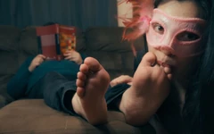 लड़की अपने टीचर को ग्रेड बढ़ाने के लिए समझाने की कोशिश करती है