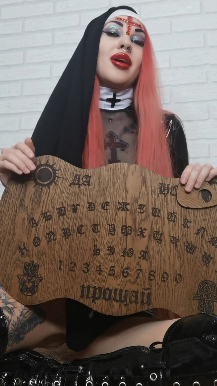 RedFox: 黑人寡妇女巫在屁股上自慰,直到她在精神主义会议上喷出
