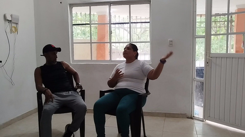 Adribella69: Пухла латина! Вона закінчує грубим сексом зі своєю найкращою подругою, тому що її хлопець на роботі