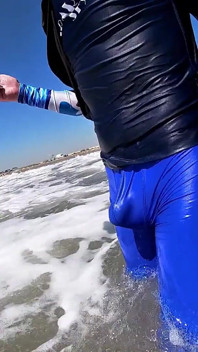 Hombres y mujeres en la playa se ponen cachondos viendo mi polla en spandex mojado