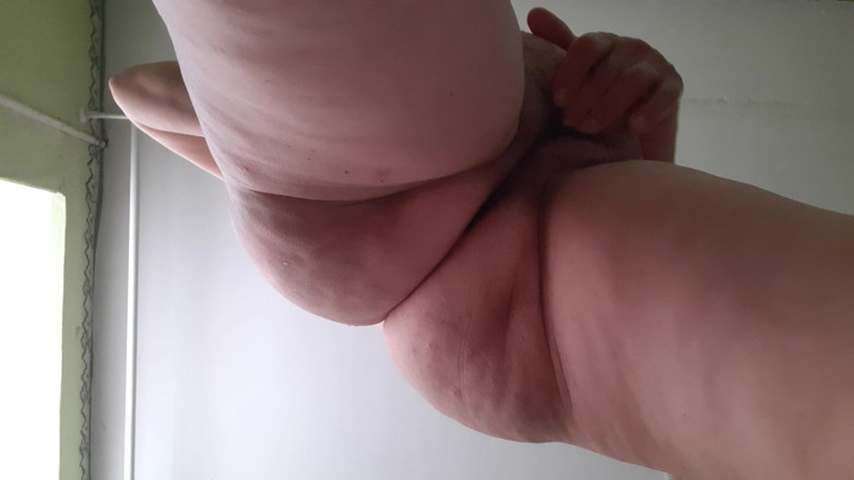 Lesbian-candys: Una miLF con una figa molto pelosa non ne ha...