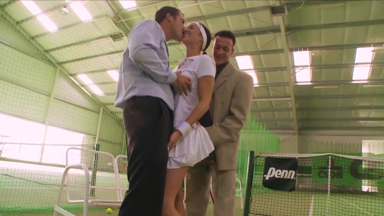 Femdom Sex: 테니스 코트에서 핫한 쓰리섬