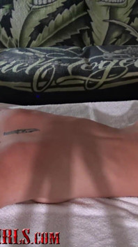 Mystic Monroe relaksuje się podczas masażu przed swoim pierwszym filmem porno