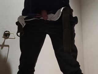 Kinky Guy: Banheiro, pau sem cortes mijando