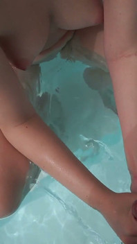 20歳、プールでフットジョブをしている