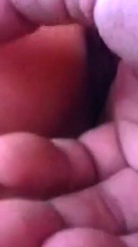 Com tesão morena milf dedos pingando buceta em aventura no banco de trás