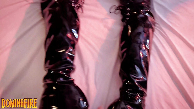 DominaFireOfficial: Dominafire leksaker med sin handbojor latex sissy