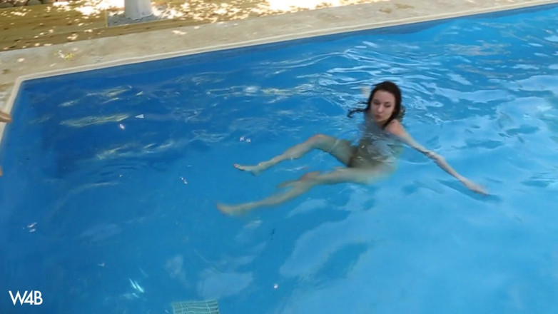 Watch4beauty: Plaisir d’été à la piscine