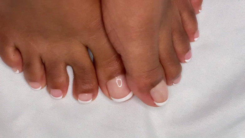 Pink Foxx: Pink Foxx Wiggles Toes com pedicure francesa