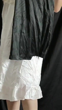 Fată indoneziană cu fundul mare, încercând o rochie nouă din satin, cel mai recent porno indonezian viral