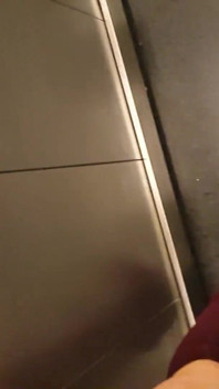 Můj nejrychlejší orgasmus ve výtahu, velmi riskantní amatérské milf vícenásobné orgasmus