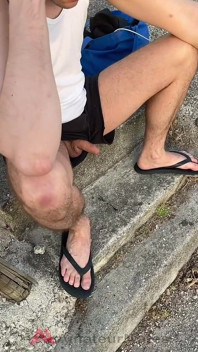 Băiatul amator hetero a pierdut un pariu că trebuie să-și expună pula pe stradă și ori să se pișe sau să ejaculeze