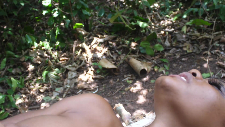 Epicafri: 王様の末っ子の妻は、自慰行為をしてペニスを探すために茂みに忍び込みました