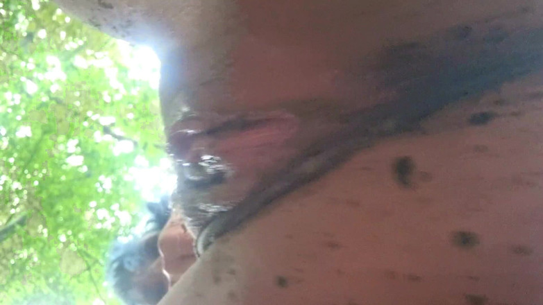 Mania Pigmilk: Smutsig fitta i skogen Extrem närbild