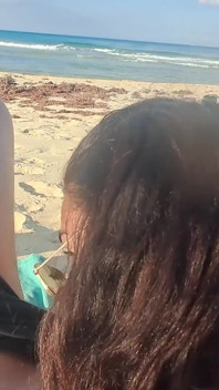 MILF chupa um pau engolindo esperma na praia ponto de vista