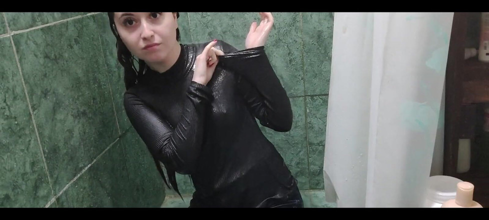 RavenHearth666VIP: Zapomniałem zdjąć ubrania i myłem włosy dżinsami i t-shirtem.