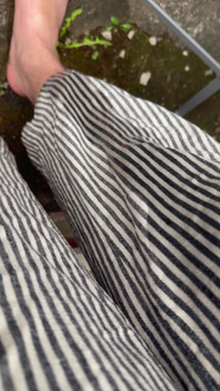 Pisse dehors dans un pantalon de femme)