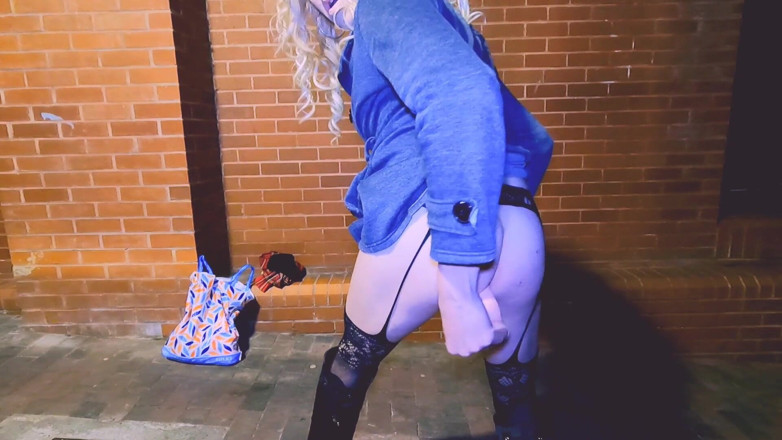 The Midnight Minx: Dildo play in housing estate