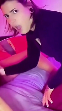 Nutí ho kroutit se čistou rozkoší – Sexy TS dívka