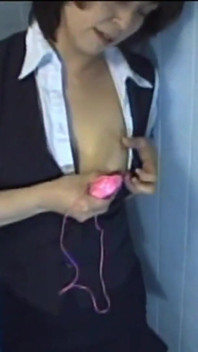 Femme âgée coincée - masturbation dans les toilettes - épisode 4