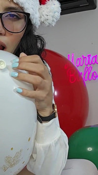 Marianna Asmr lamiendo globos