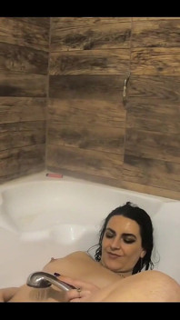 Tante nakal lagi asik mainin memeknya sampai orgasme di bak mandi di rumah sambil merokok 156-