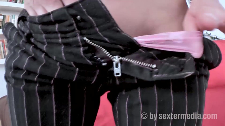 Sextermedia by Pete: Nicole berambut gelap ingin menjadi bintang porno