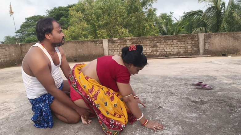 Sona bhabhi: Eine schöne indische bengalische bhabhi erstaunlicher sex auf dem Dach