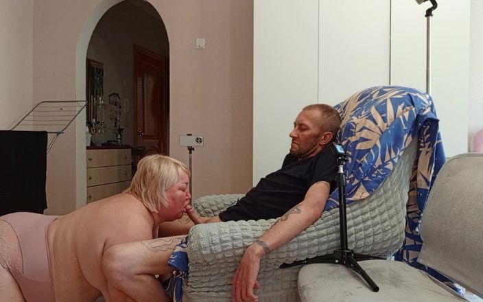 Zona901: Rycker av en kuk och ger en avsugning till en...